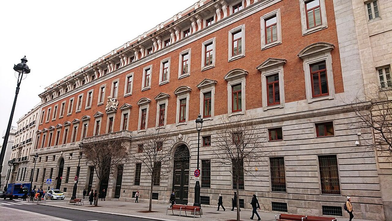 Fachada de la Real Casa de la Aduana en la calle de Alcalá de Madrid, sede del Ministerio de Hacienda.