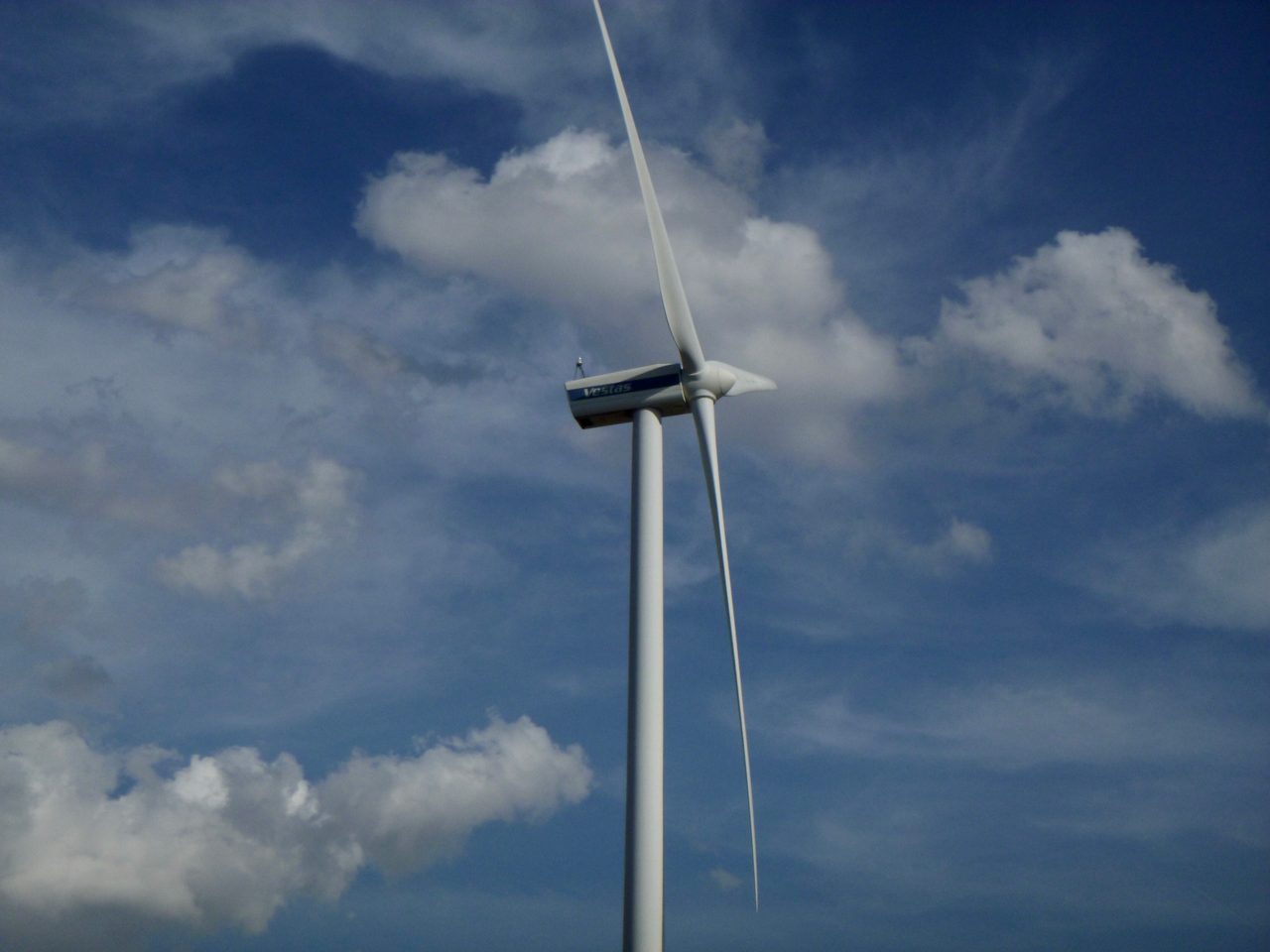 Aerogenerador de un parque eólico en Pujalt, cerca de Manresa, recortado sobre el cielo.