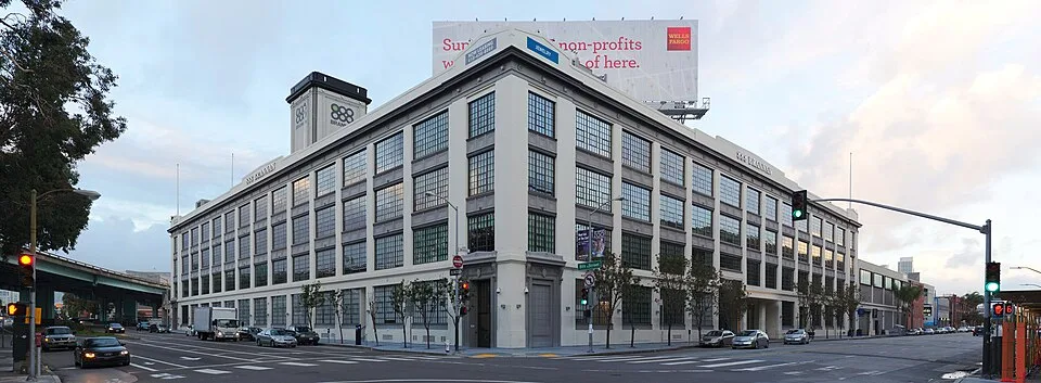 Vista panorámica del edificio 888 Brannan Street en San Francisco, sede central de Airbnb.