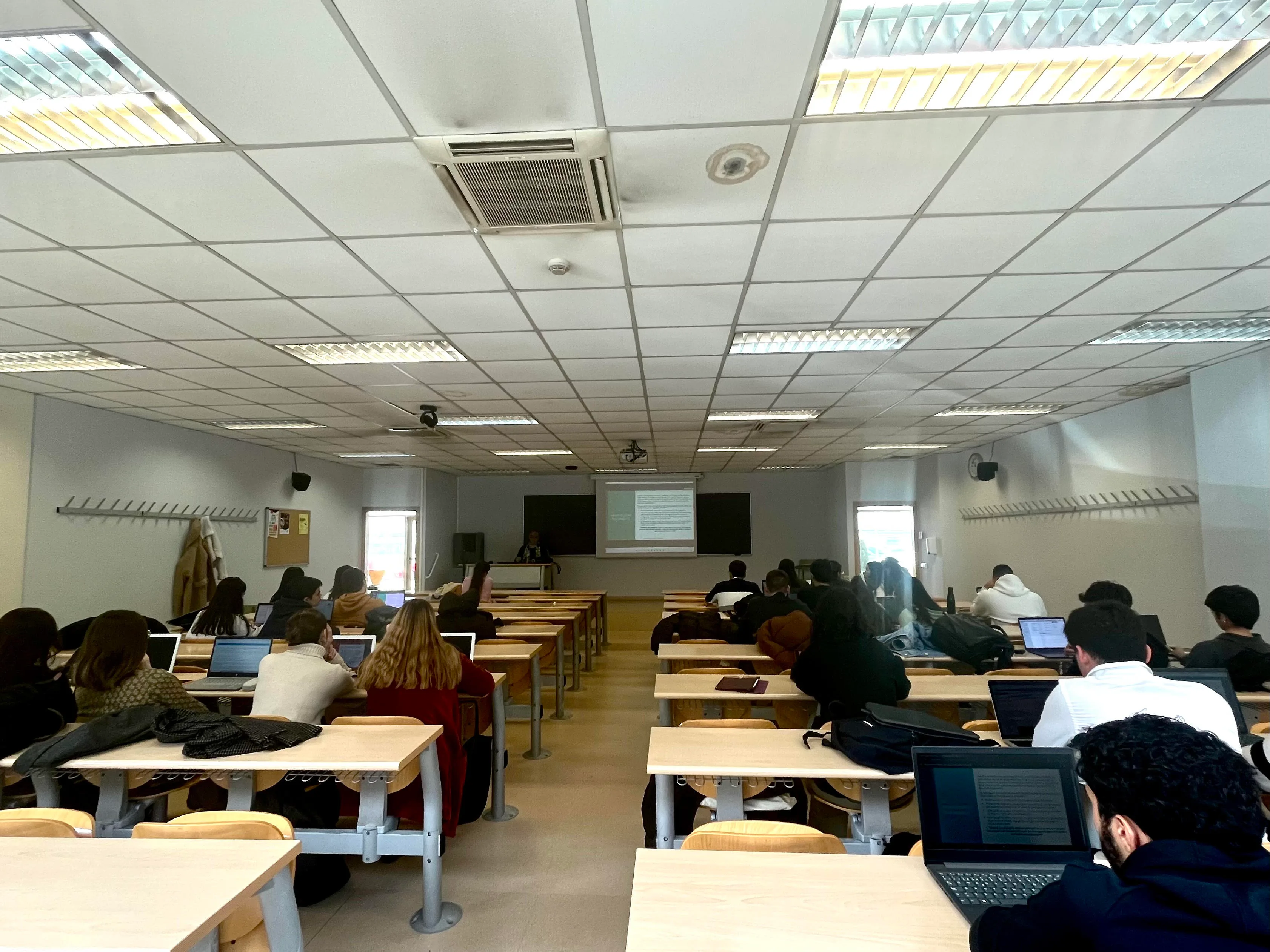 Aula universitaria con estudiantes durante una clase magistral en la Universidad Complutense de Madrid.