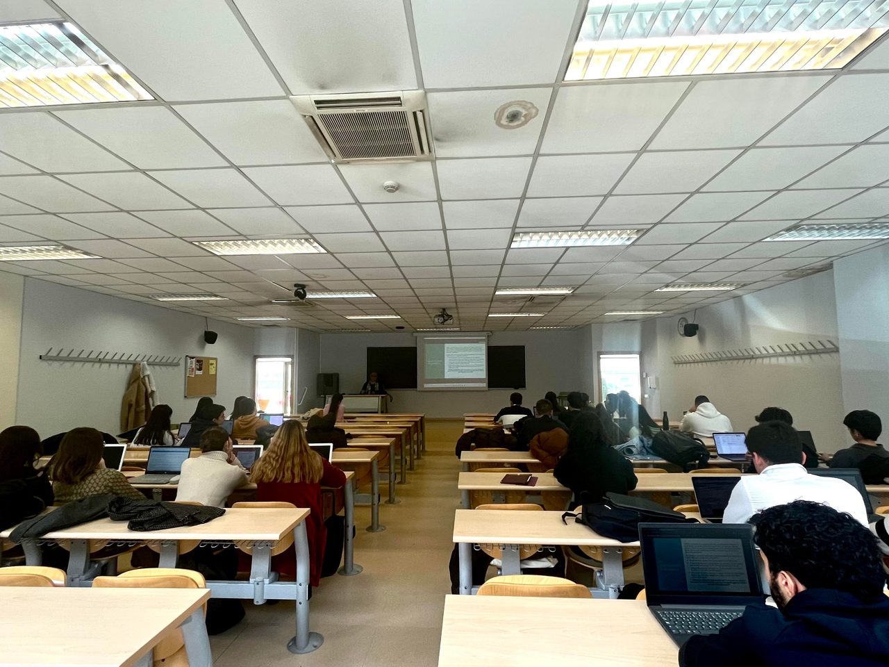 Aula universitaria con estudiantes durante una clase magistral en la Universidad Complutense de Madrid.