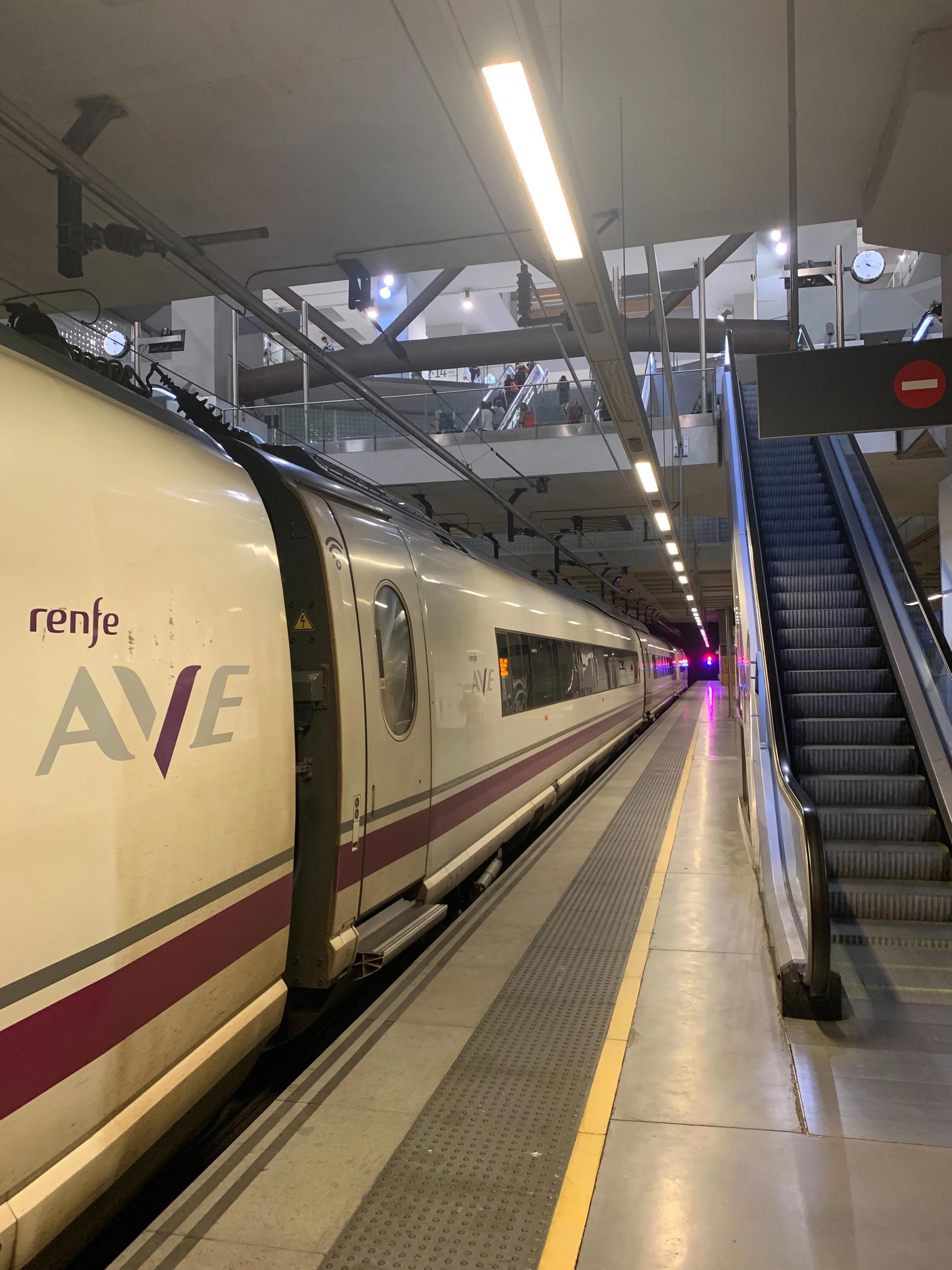 Tren de alta velocidad Renfe AVE serie 103 estacionado en un andén de la estación de Girona.