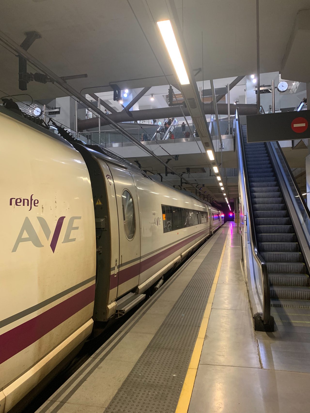 Tren de alta velocidad Renfe AVE serie 103 estacionado en un andén de la estación de Girona.