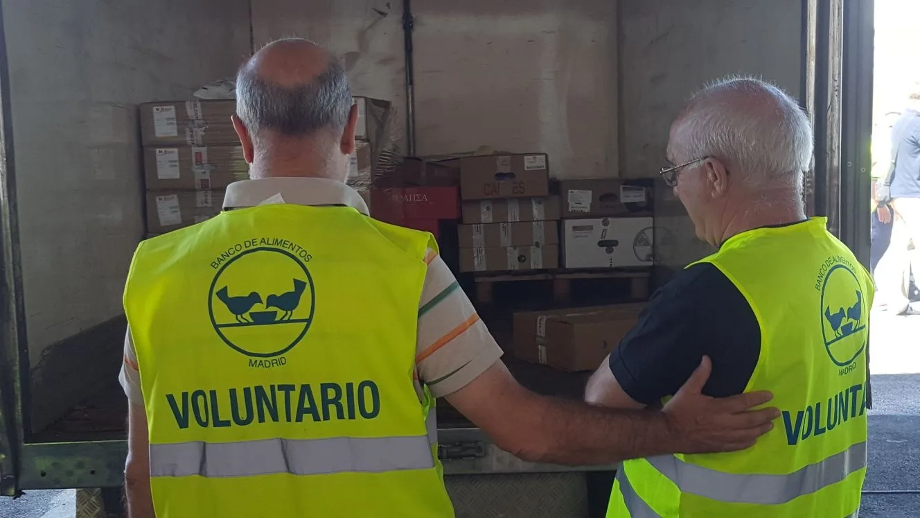 Voluntarios descargando cajas de alimentos en la sede del Banco de Alimentos de Madrid.