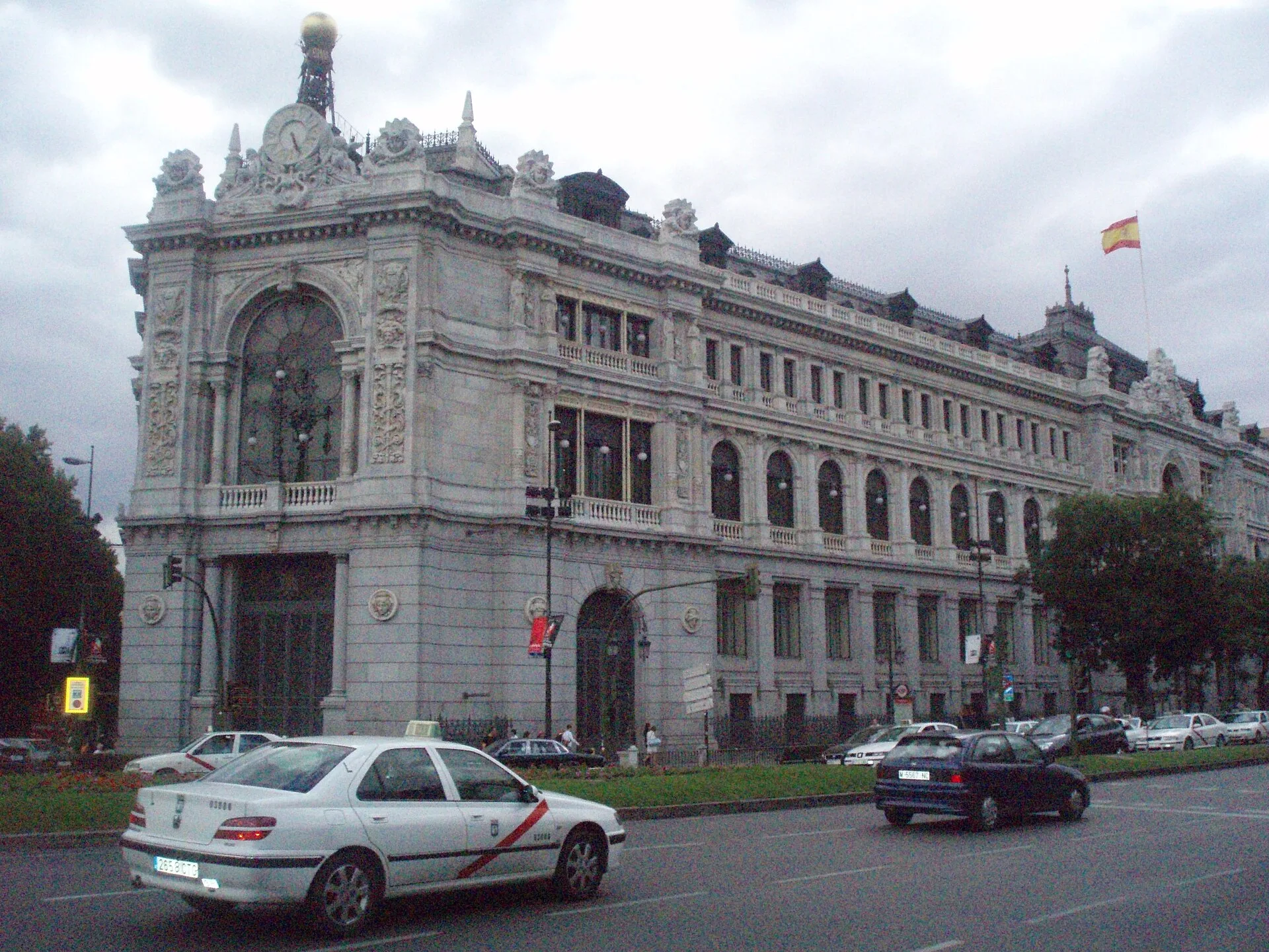 Fachada del edificio histórico del Banco de España en la plaza de Cibeles de Madrid.
