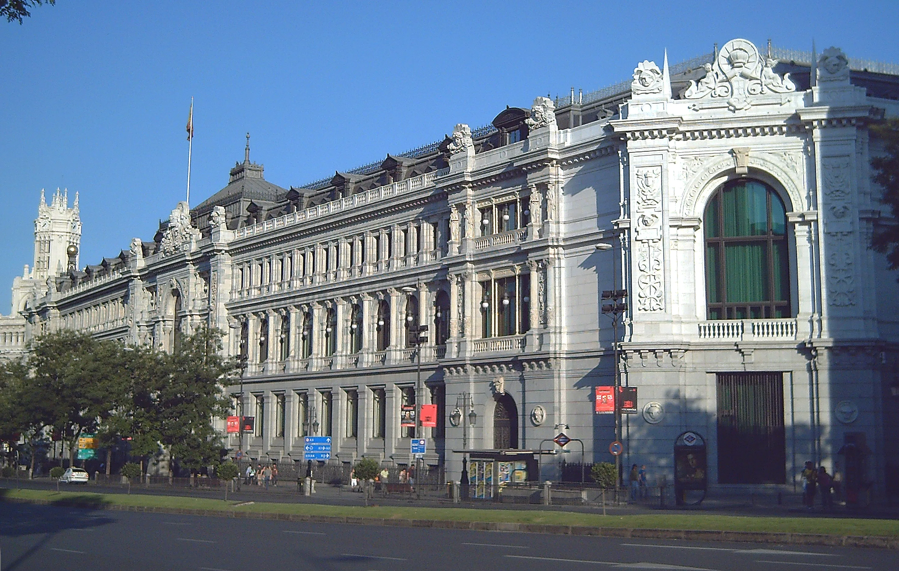 Fachada del edificio sede del Banco de España en la Plaza de Cibeles de Madrid, con su característica esquina chaflán y cúpula.
