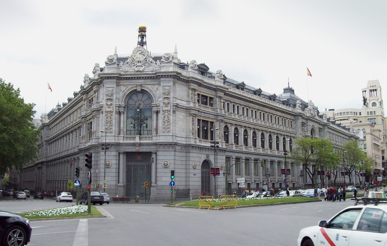 Fachada principal del edificio del Banco de España en la plaza de Cibeles de Madrid, con su cúpula de pizarra en el chaflán.