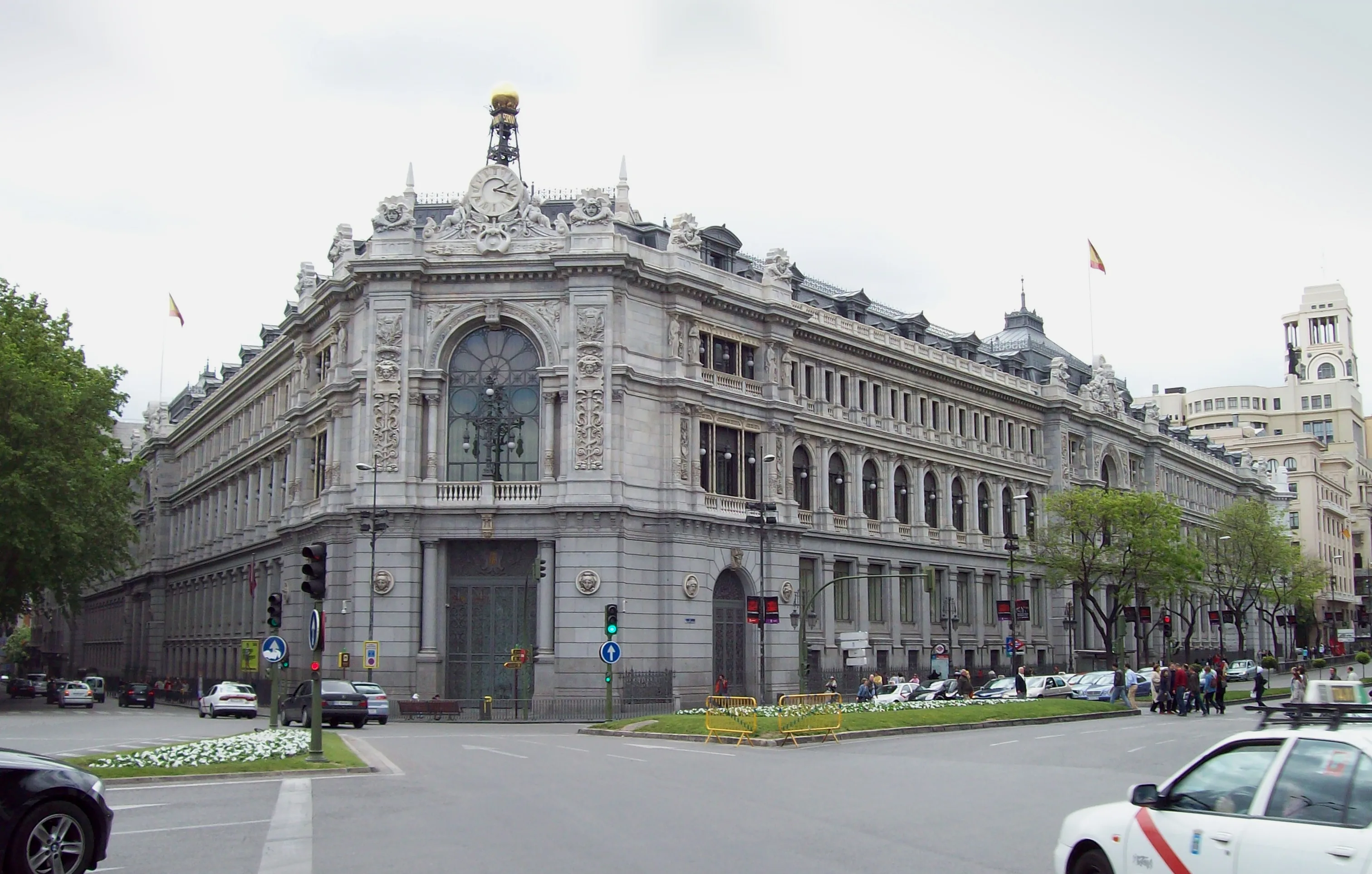 Fachada principal del edificio del Banco de España en la Plaza de Cibeles de Madrid, con su característica cúpula de pizarra en el chaflán.
