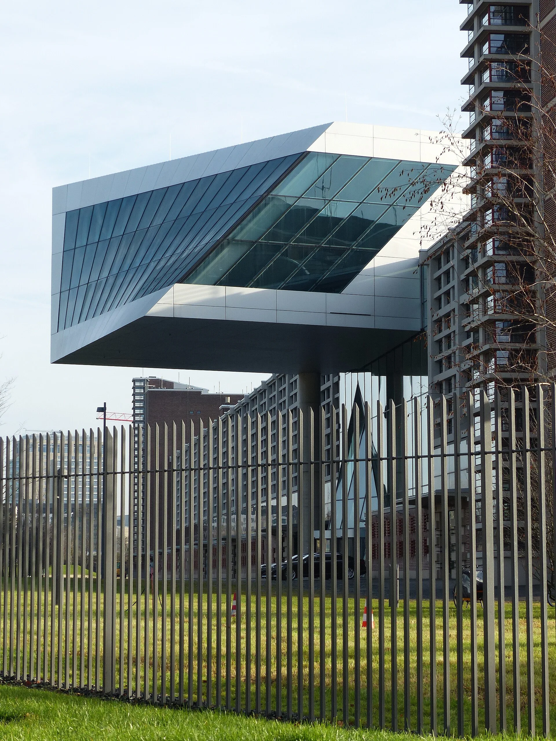 Sede del Banco Central Europeo en Fráncfort: la entrada en voladizo de su edificio principal de cristal y acero.