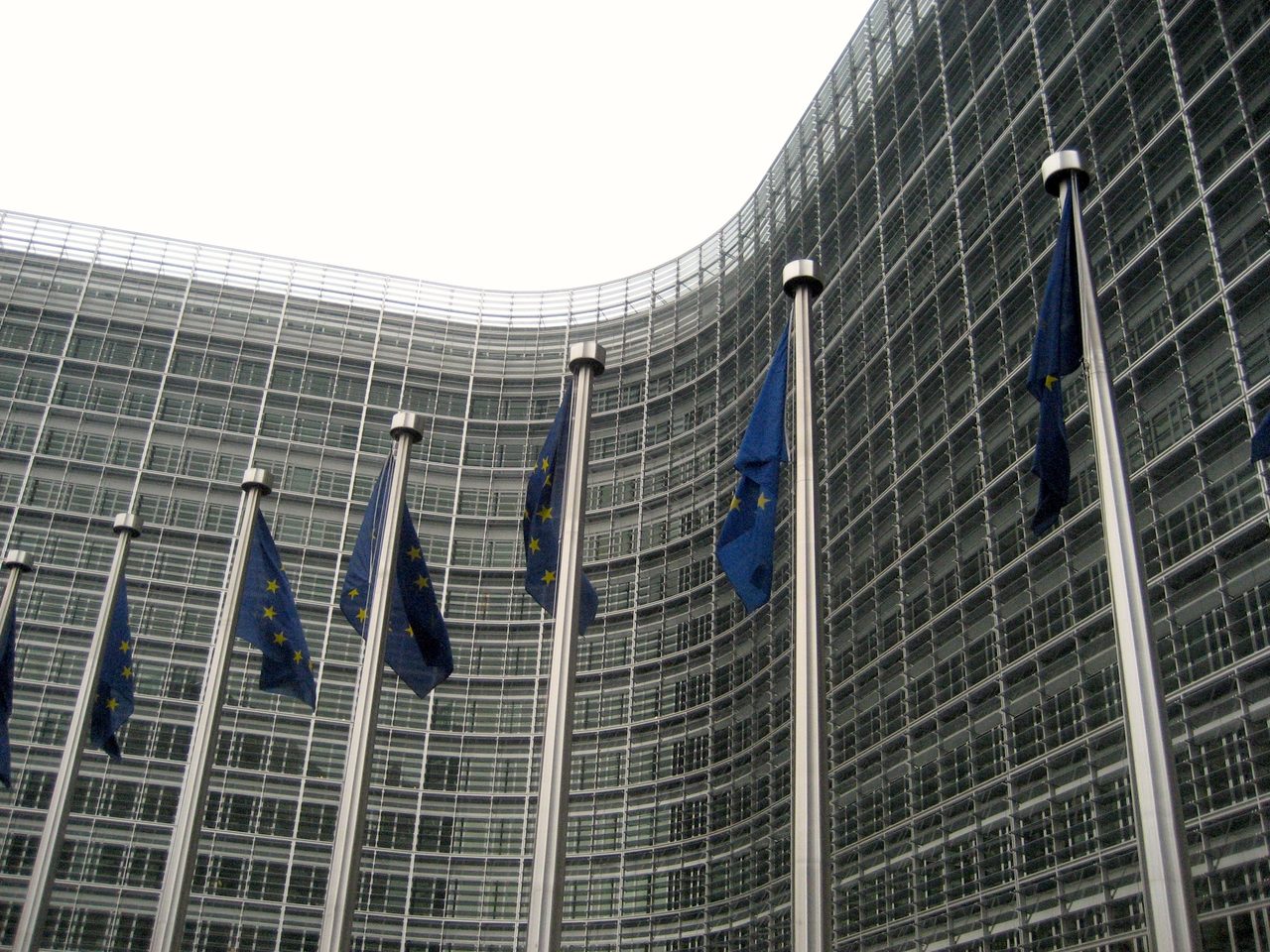 Fachada del edificio Berlaymont en Bruselas, sede de la Comisión Europea, con su estructura cruciforme de vidrio y acero.