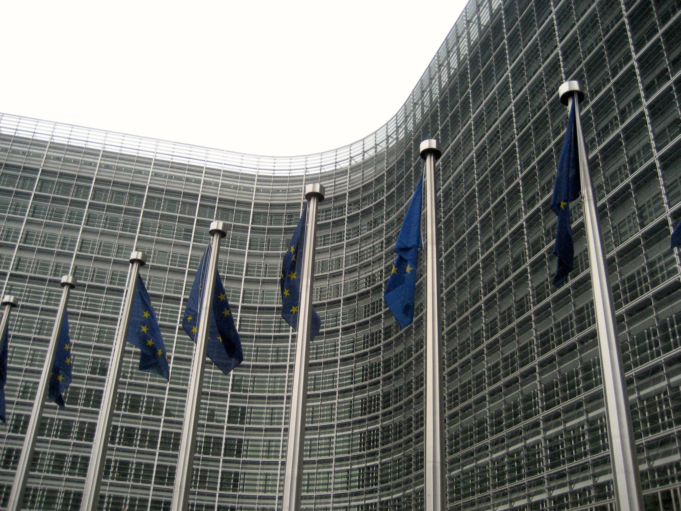 Fachada del edificio Berlaymont en Bruselas, sede de la Comisión Europea, con su característica estructura cruciforme de vidrio y acero envuelta en una segunda piel translúcida.