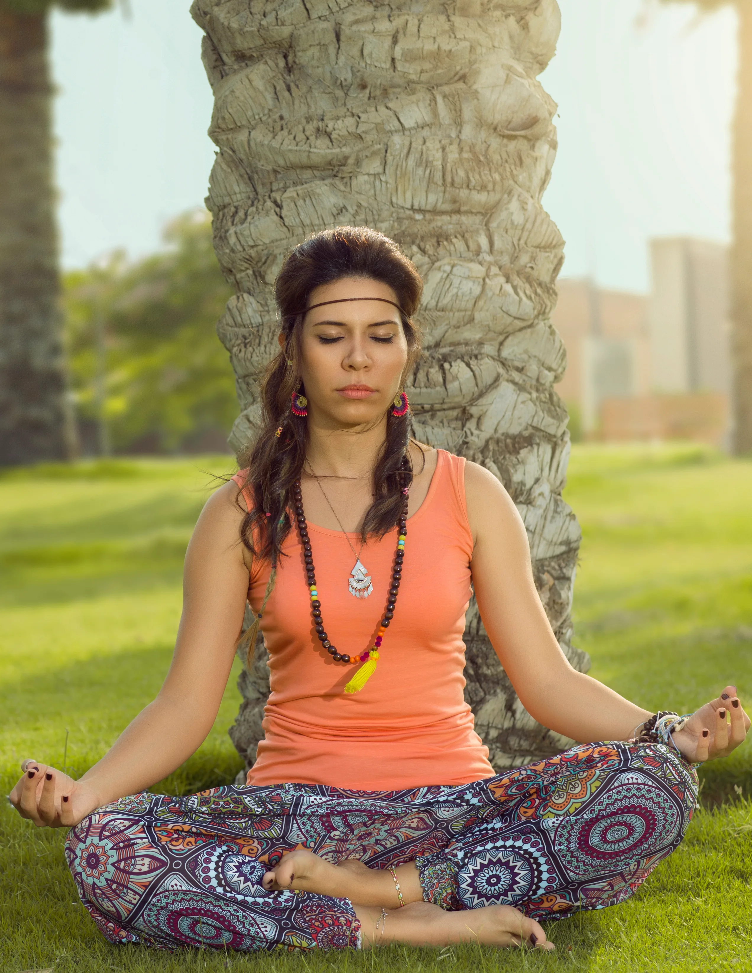 Persona en una postura de meditación, en un momento de calma y atención plena.