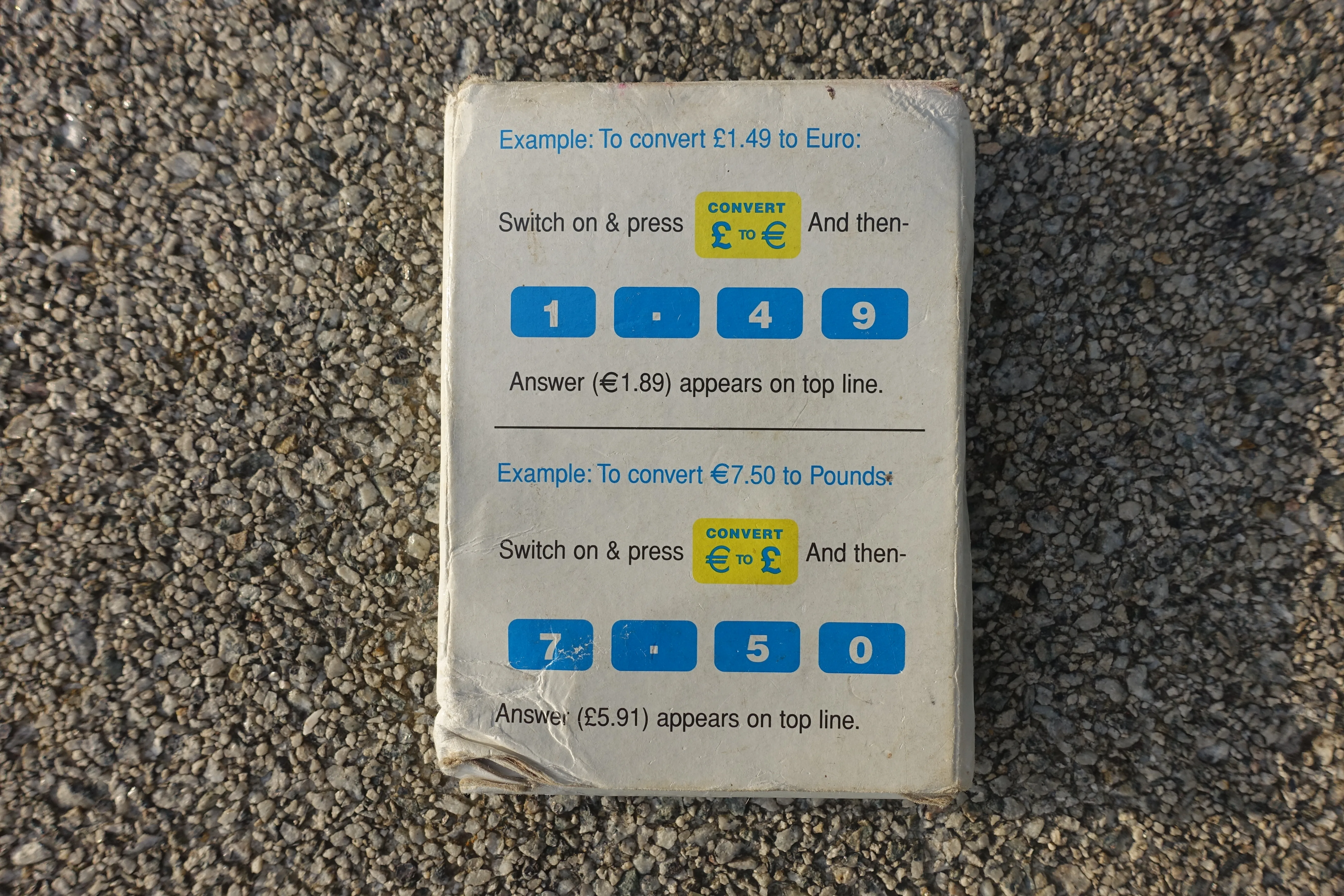 Una calculadora junto a monedas de euro sobre una mesa, lista para hacer cuentas con el dinero.