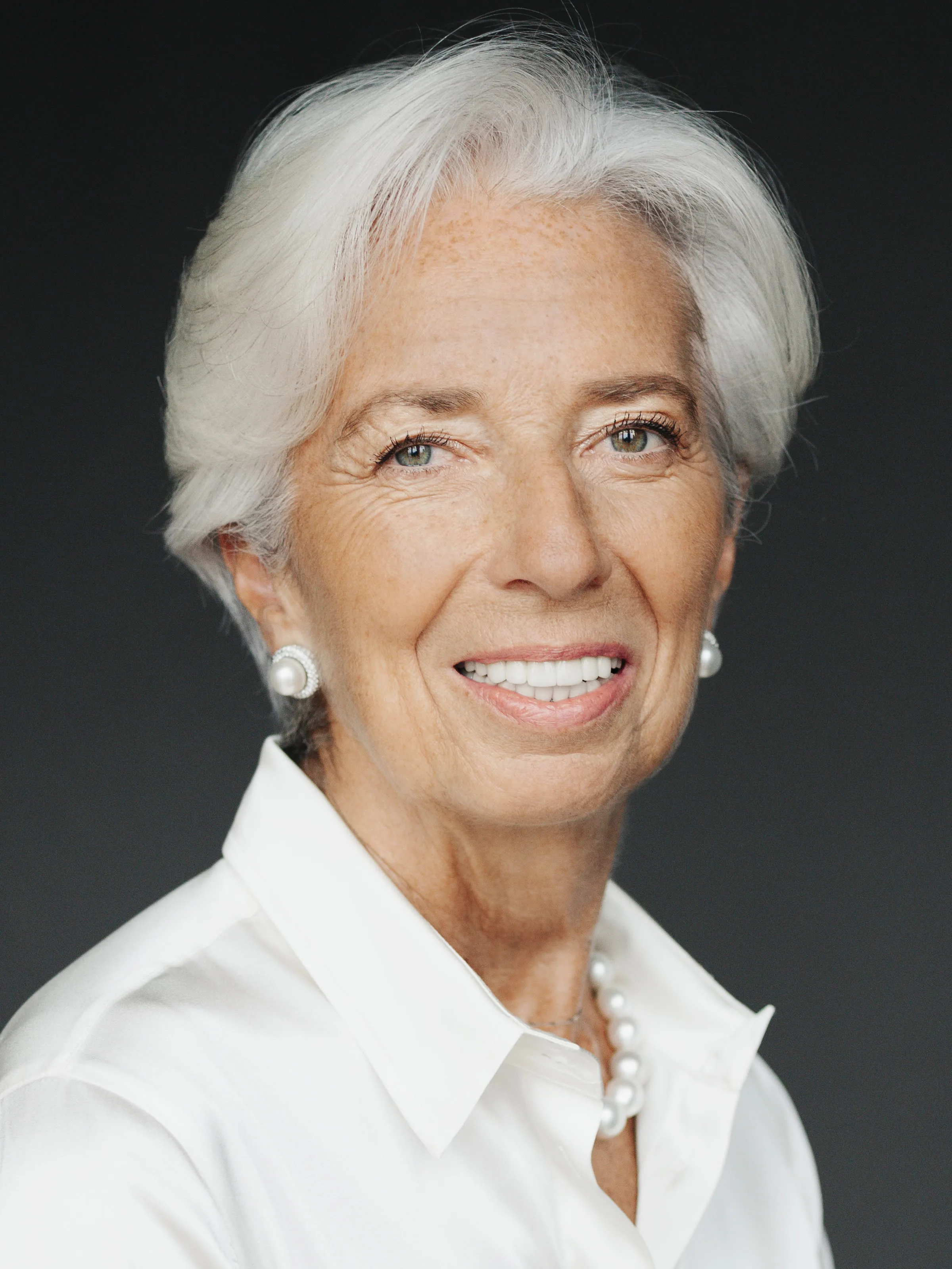 Retrato oficial de Christine Lagarde, presidenta del Banco Central Europeo desde noviembre de 2019, sobre fondo neutro.