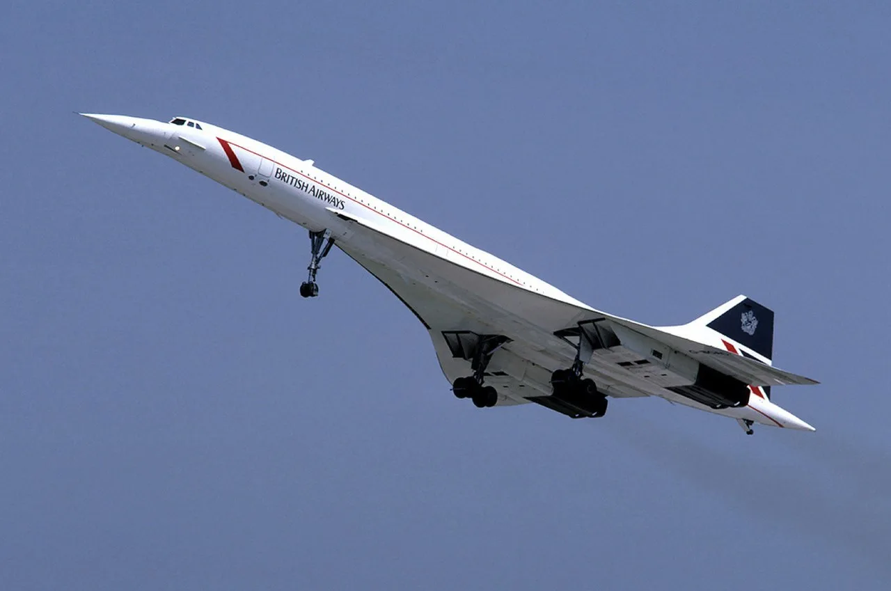 Avión supersónico Concorde de British Airways (matrícula G-BOAC) despegando, con su característico morro inclinado y alas en delta.