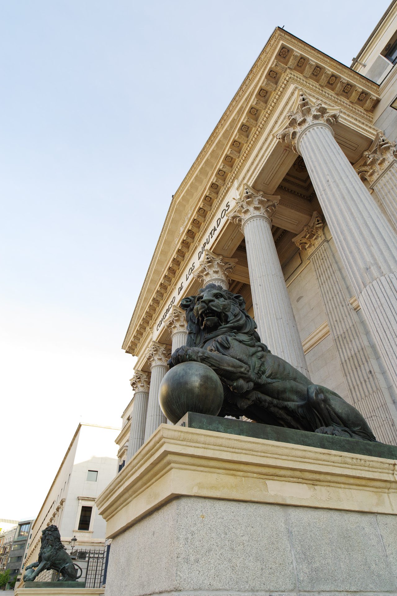 Fachada principal del Congreso de los Diputados en Madrid, con su columnata neoclásica y los dos leones de bronce.