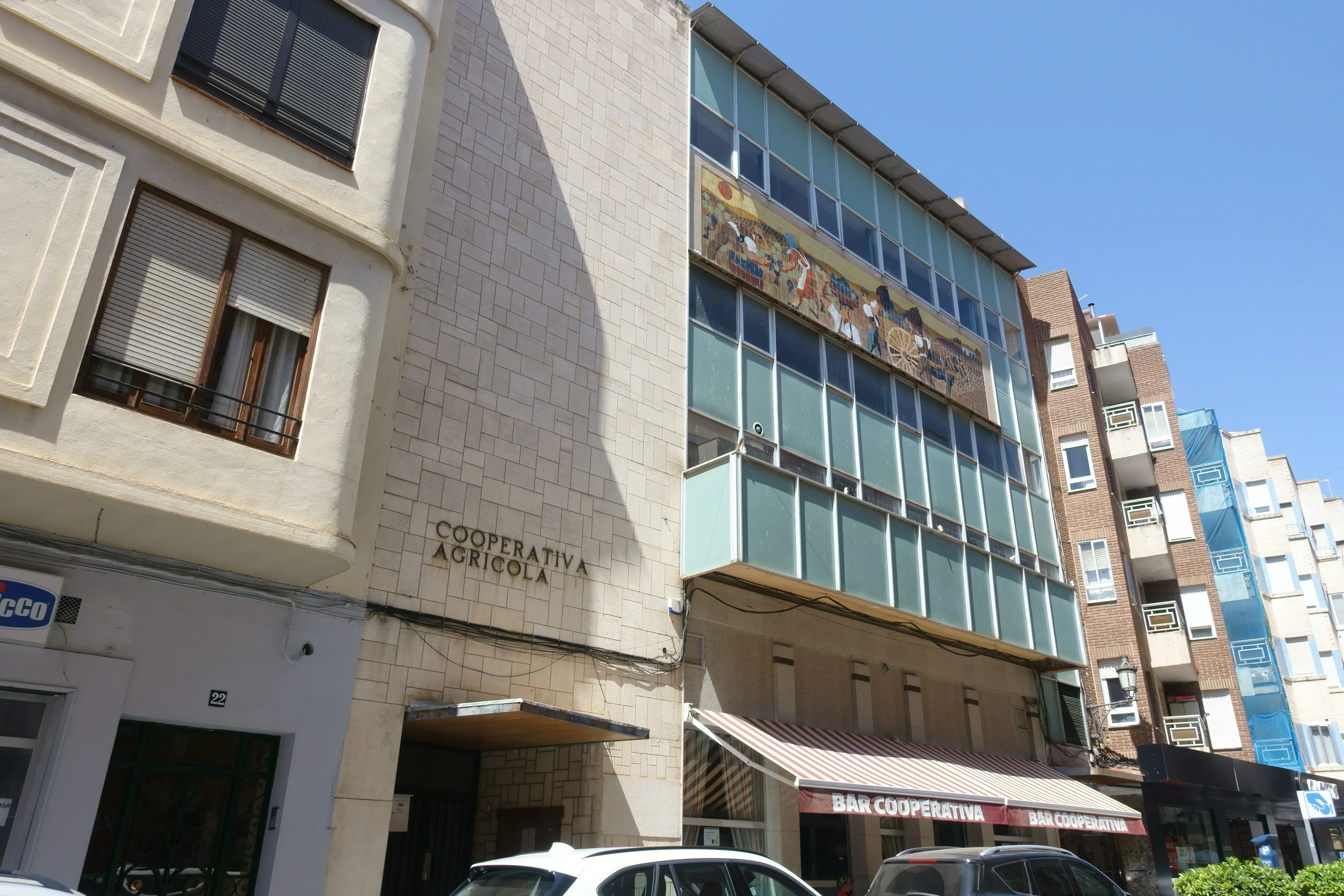 Edificio de una cooperativa agrícola en Utiel (València)