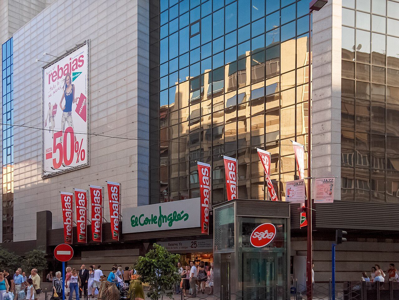 Edificio de El Corte Inglés en la calle Maissonave de Alicante, con fachada de varios pisos y rótulo corporativo.