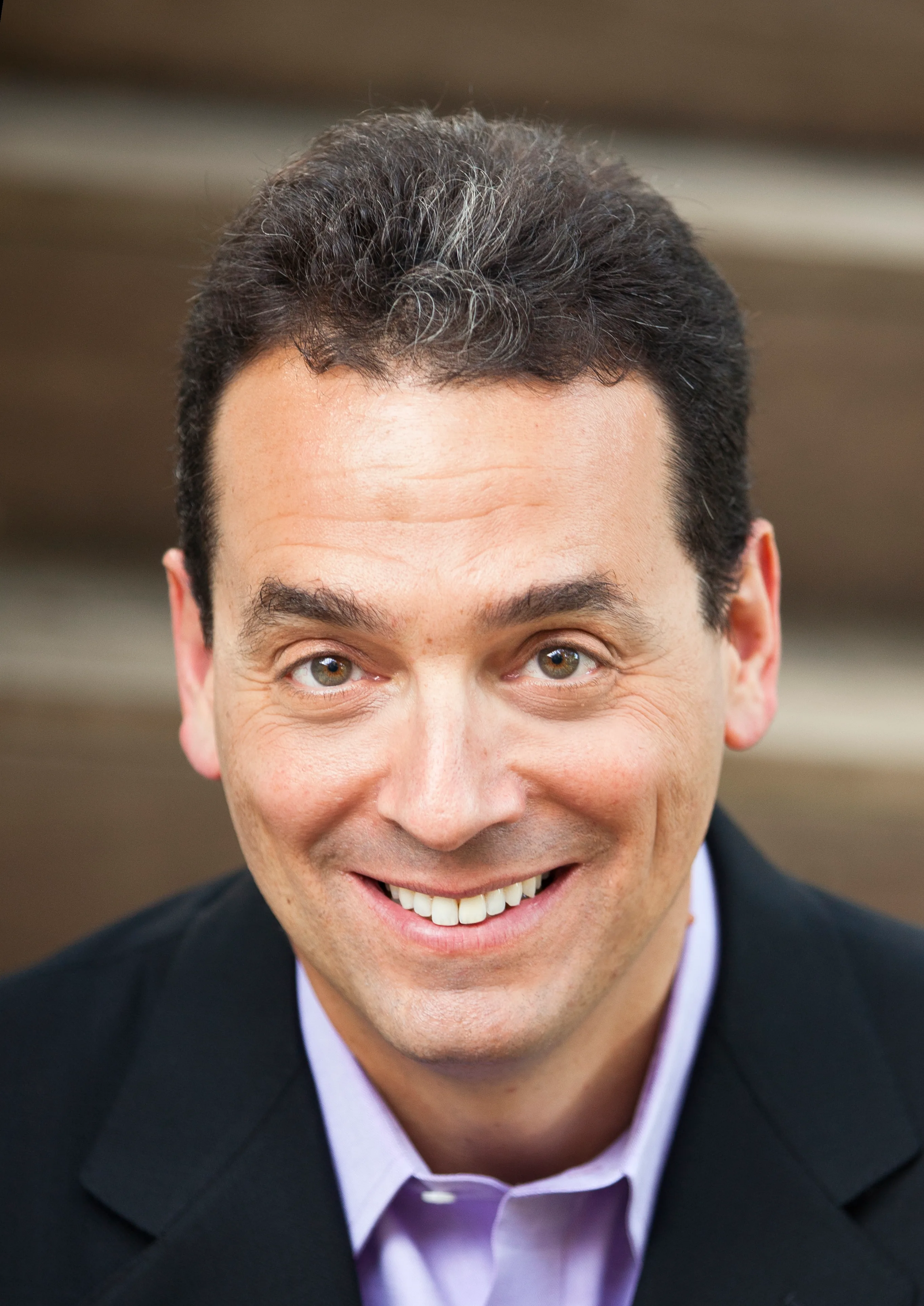 Retrato del autor estadounidense Daniel Pink mirando a cámara.