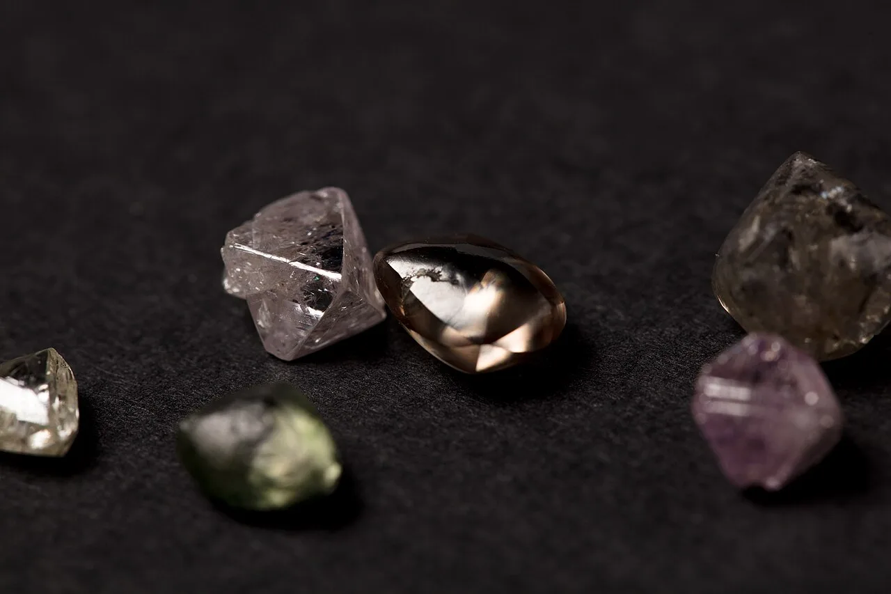 Cristales de diamante en bruto sobre roca, sin tallar.
