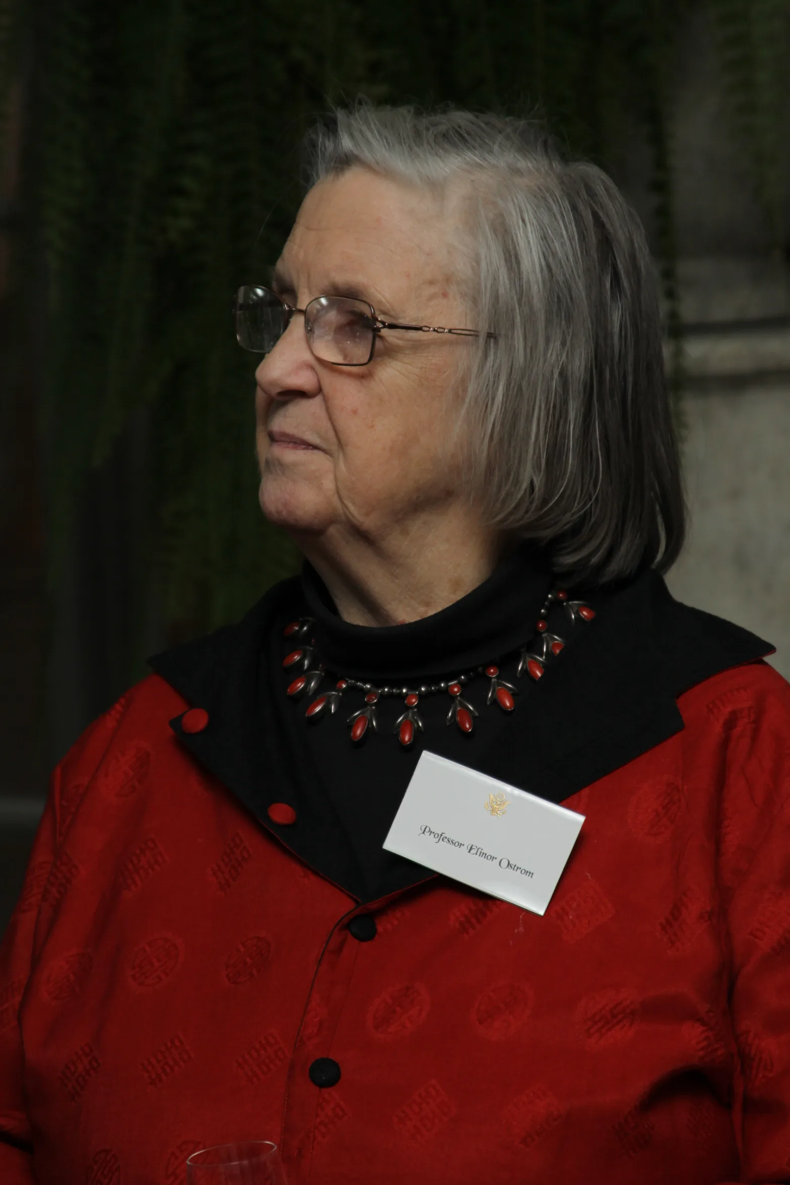 Retrato de la politóloga estadounidense Elinor Ostrom, primera mujer Premio Nobel de Economía (2009), durante el almuerzo de los Nobel en Estocolmo.