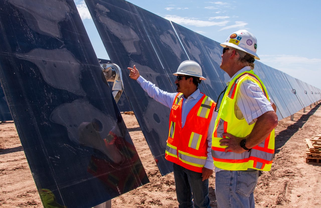 Instalación de paneles solares fotovoltaicos en un campo abierto, ejemplo de energía renovable