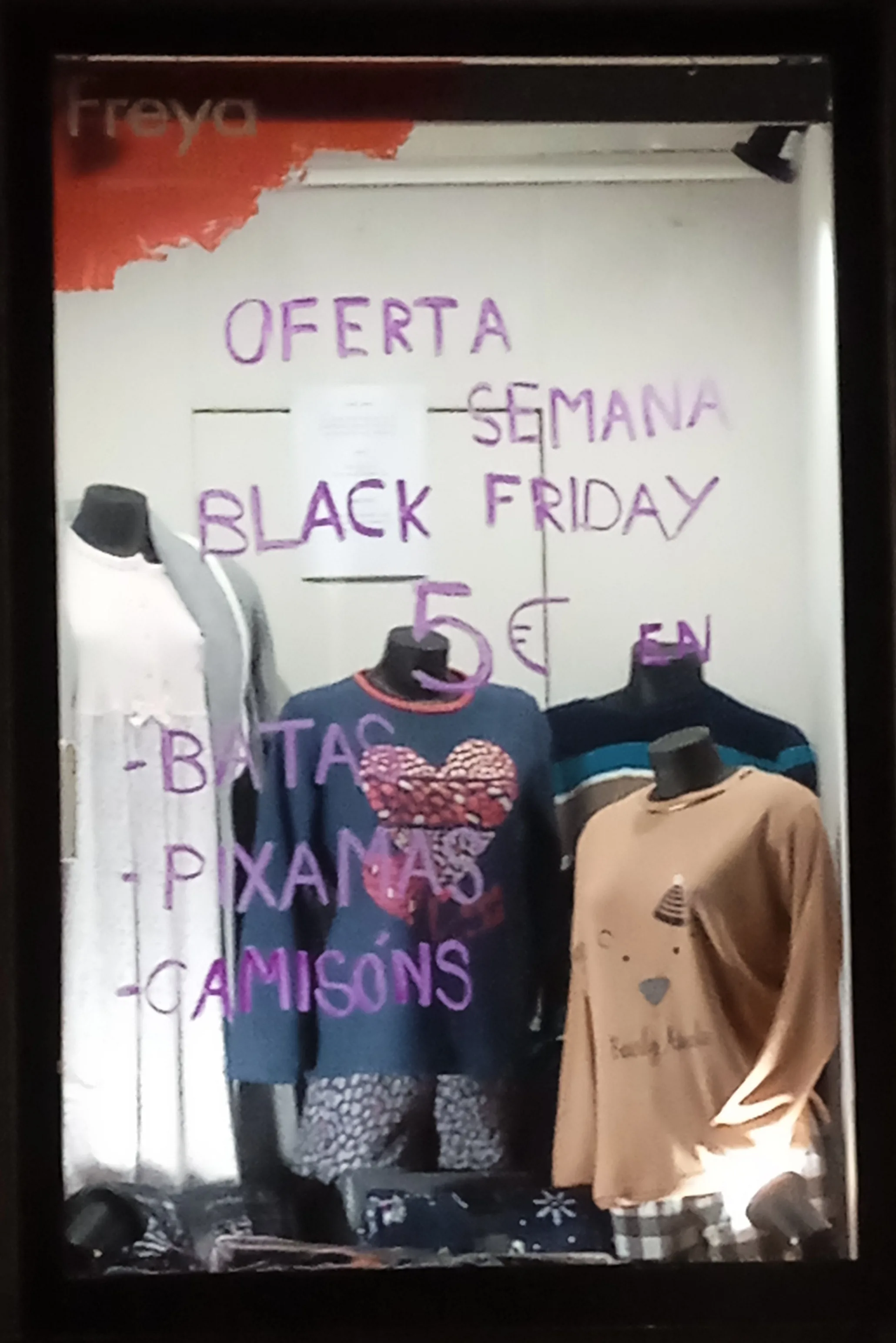 Escaparate de una tienda con productos expuestos para atraer a los clientes que pasan por la calle