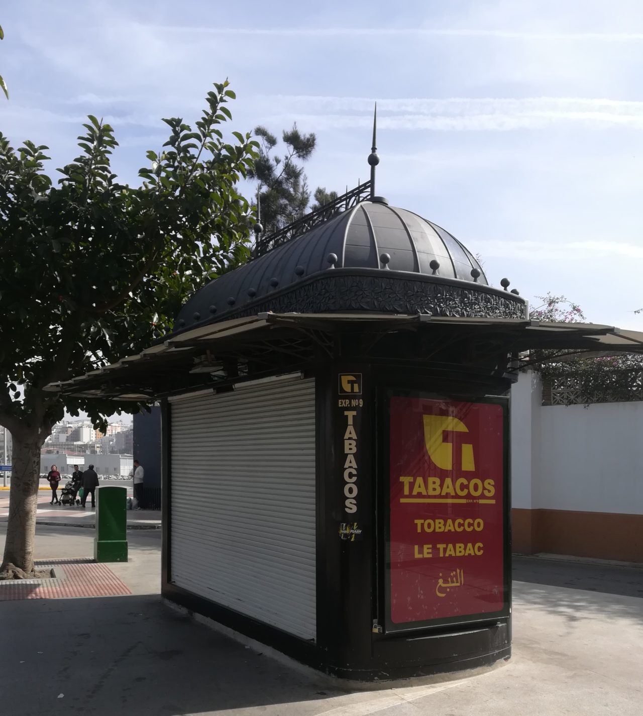 Escaparate de un estanco en Ceuta con cajetillas de tabaco expuestas y cartelería de precios.