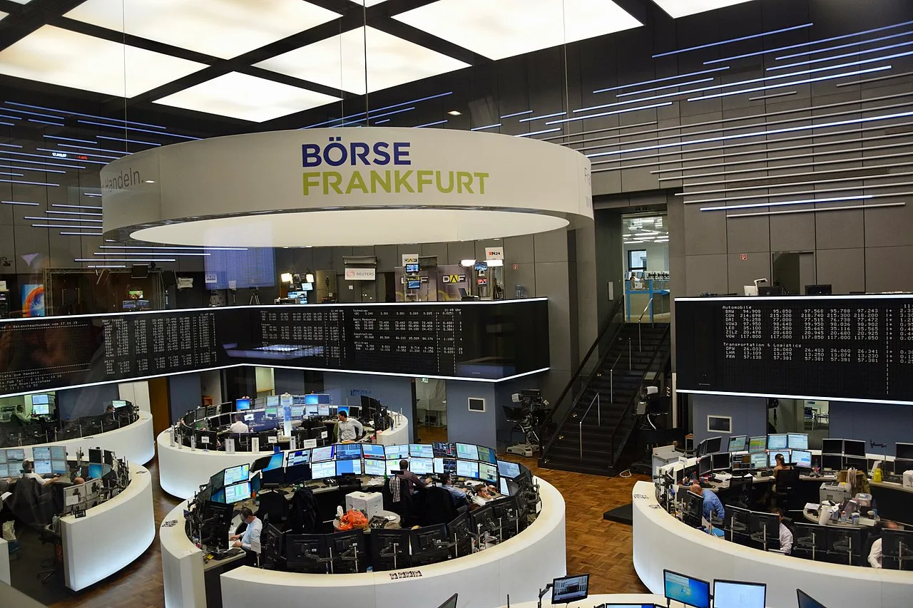 Parqué de la Bolsa de Fráncfort (Frankfurter Wertpapierbörse) operada por Deutsche Börse, con paneles luminosos de cotizaciones del índice DAX.