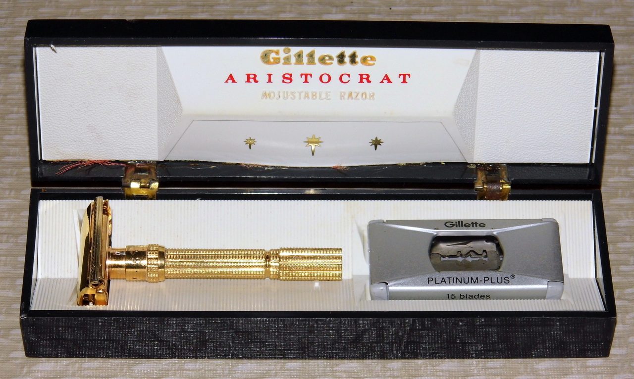 Maquinilla de afeitar Gillette junto a un paquete de hojas de recambio de la marca