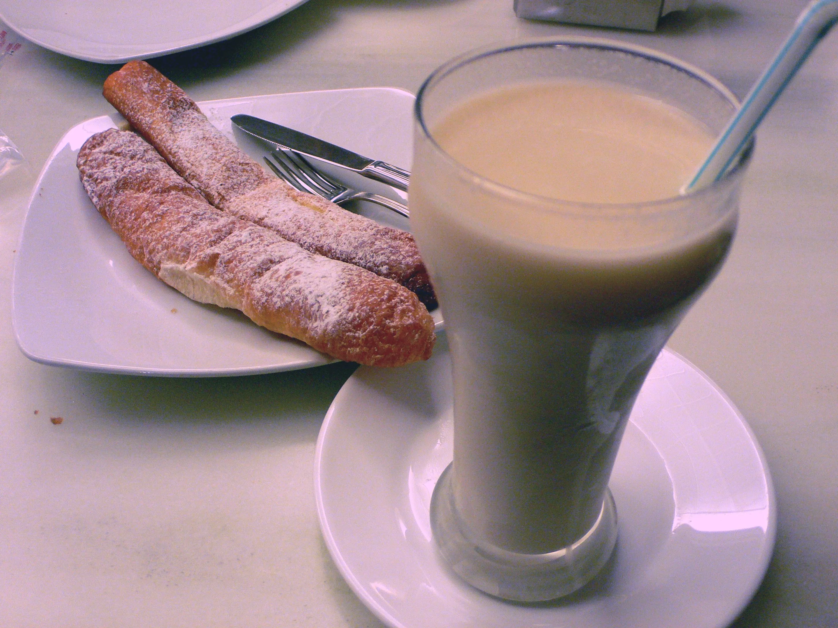 Mostrador de una horchatería tradicional en Valencia, con vasos de horchata y fartons.