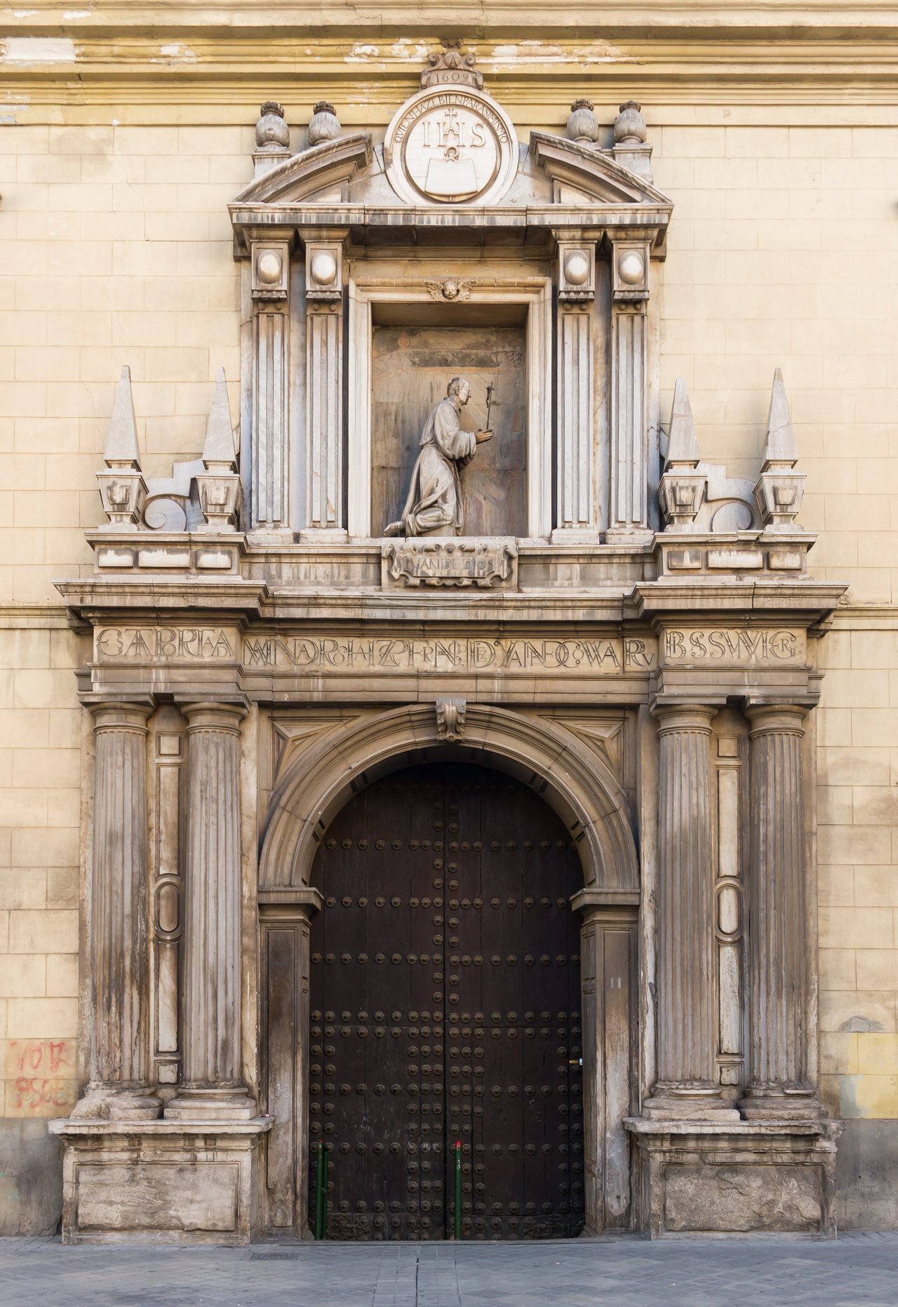 Entrada de un hospital público en Granada, uno de los servicios del Estado del bienestar.