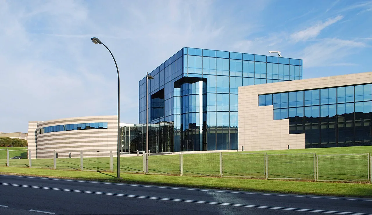 Vista de la sede central de Inditex en Arteixo (Galicia), con el edificio principal de oficinas rodeado por el polígono industrial de Sabón.