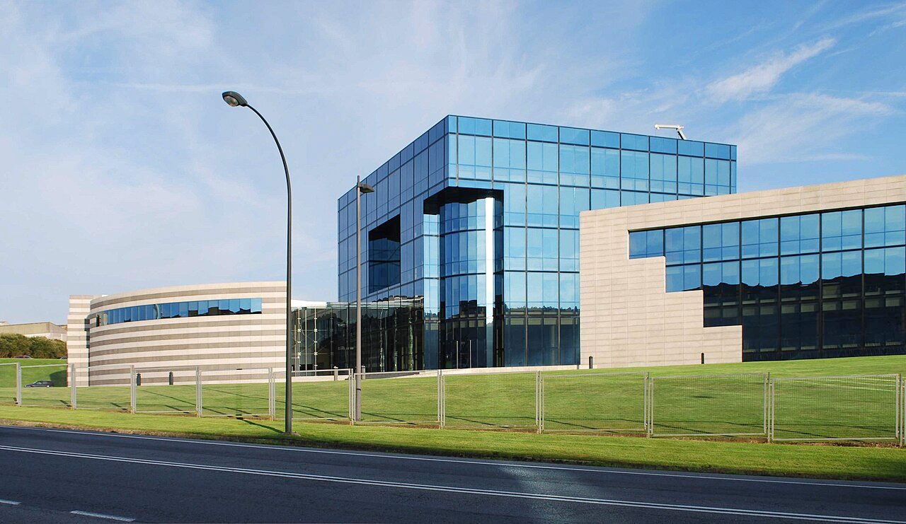 Sede central de Inditex en Arteixo, con el edificio de oficinas rodeado por el polígono industrial de Sabón.