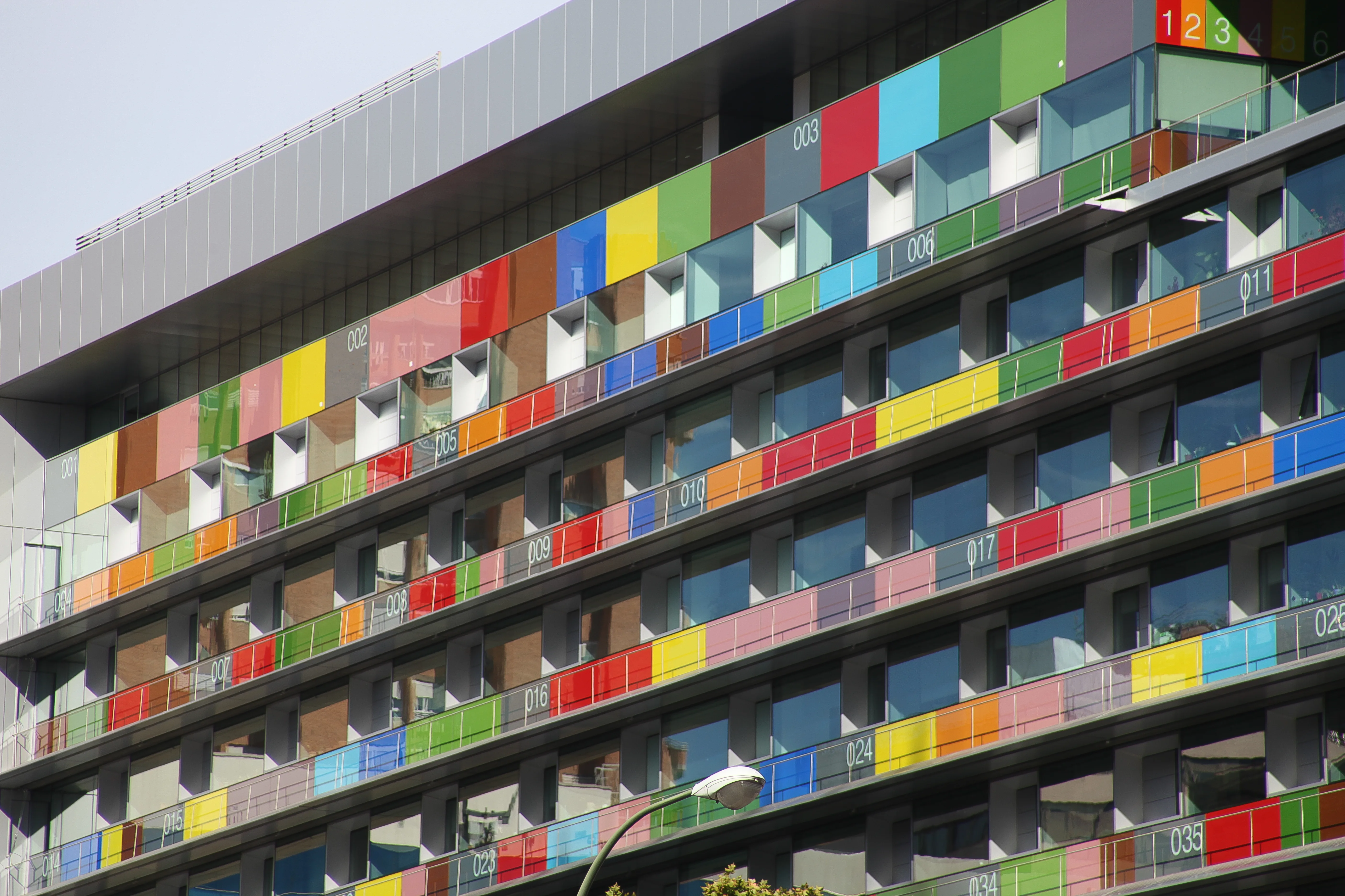 Fachada del edificio sede del Instituto Nacional de Estadística (INE) en el paseo de la Castellana de Madrid, con su característico revestimiento de paneles de colores numerados del 001 al 058.