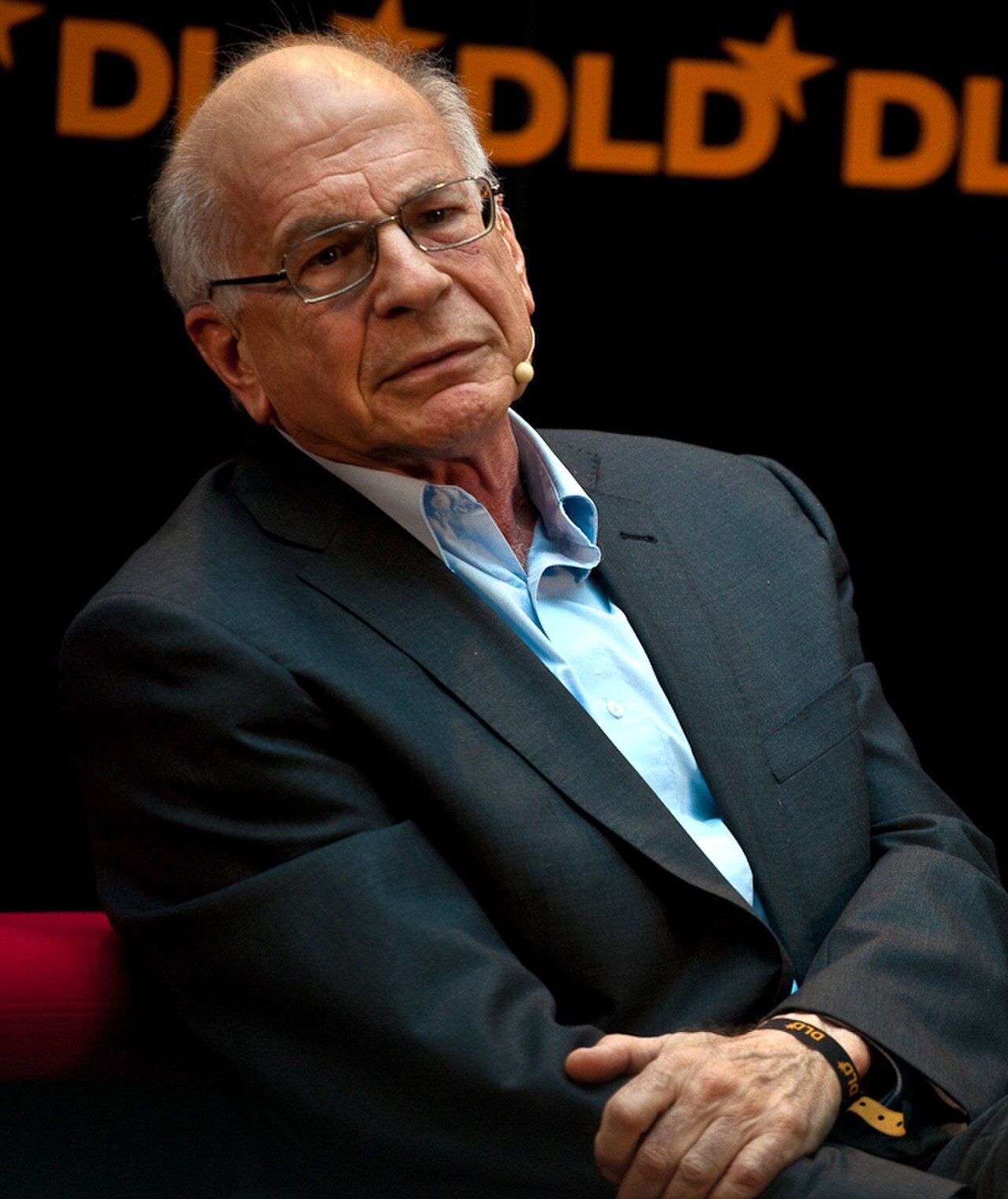 Retrato fotográfico del psicólogo Daniel Kahneman, con cabello blanco, mirando ligeramente fuera de cámara.