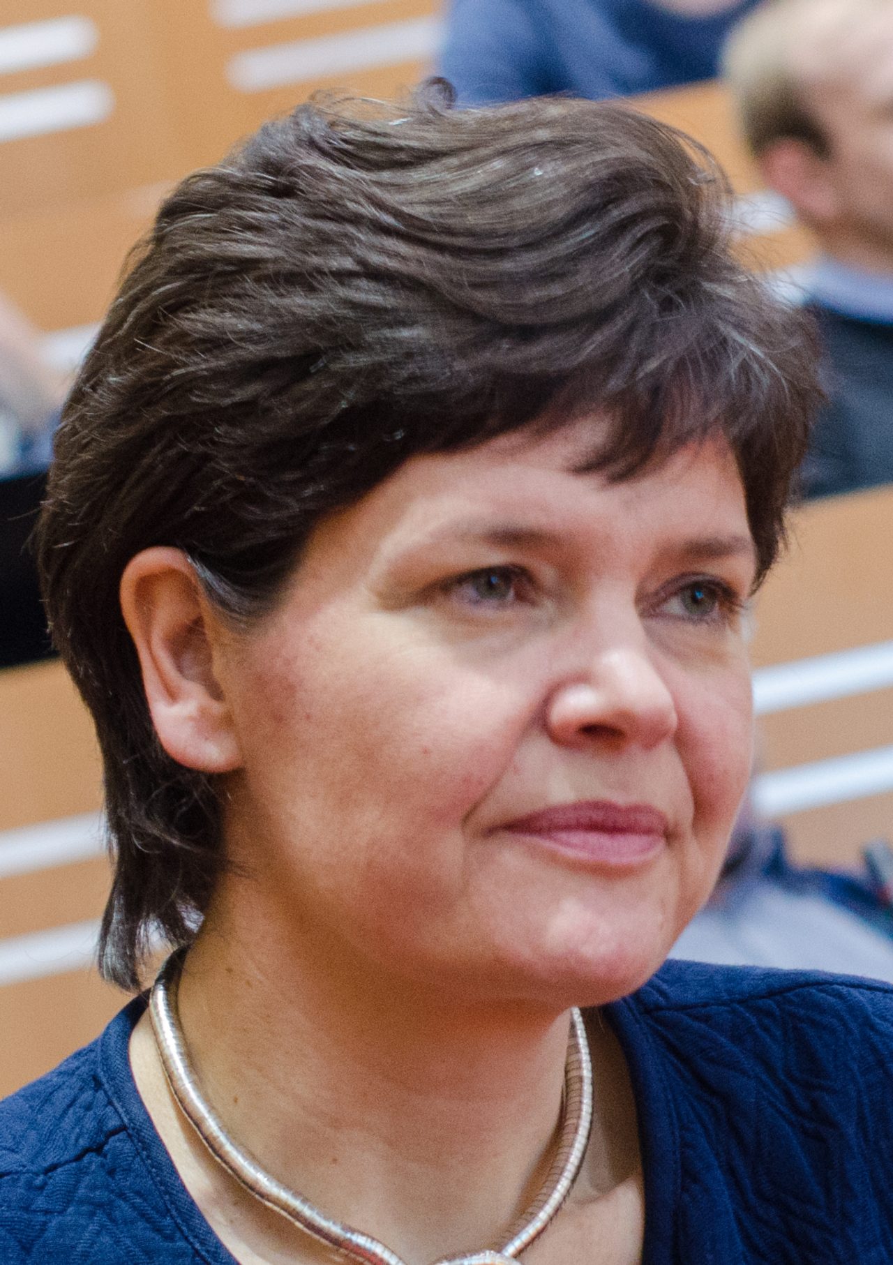 Retrato de la economista británica Kate Raworth, autora de Doughnut Economics, durante una conferencia.