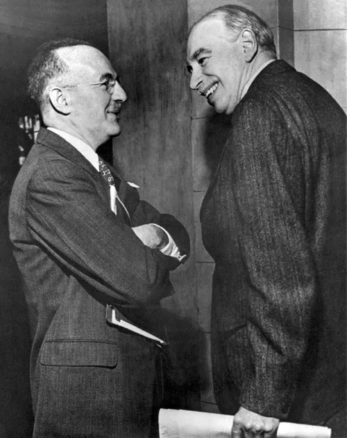 Harry Dexter White y John Maynard Keynes se saludan en la inauguración de la Junta de Gobernadores del Fondo Monetario Internacional, Savannah, marzo de 1946.