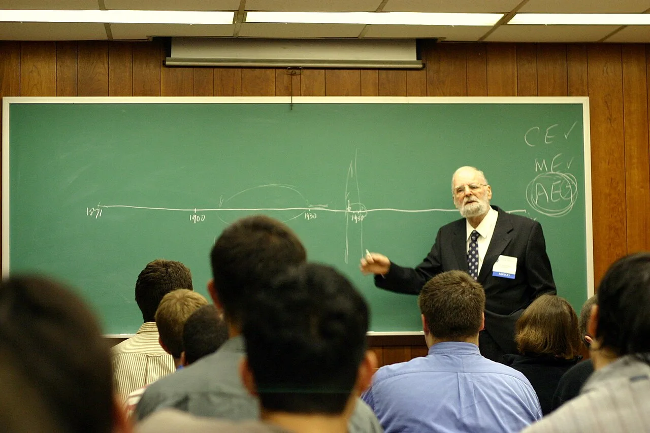 Israel Kirzner impartiendo una conferencia en la Foundation for Economic Education en julio de 2006, gesticulando ante un atril.