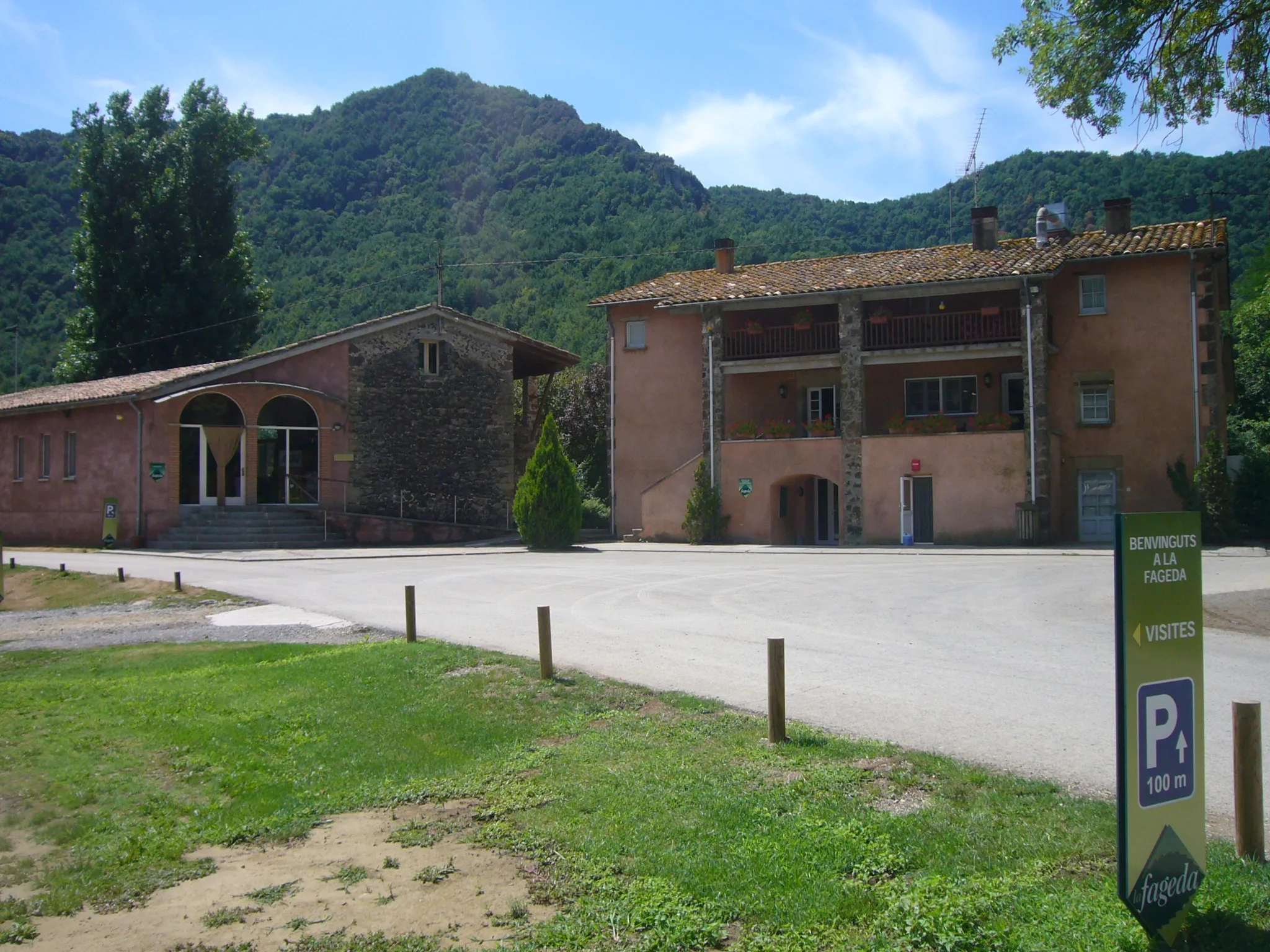 Vista general de Mas Els Casals, sede de la Cooperativa La Fageda en Santa Pau, en la comarca de la Garrotxa (Girona), rodeada del paisaje volcánico de la zona.