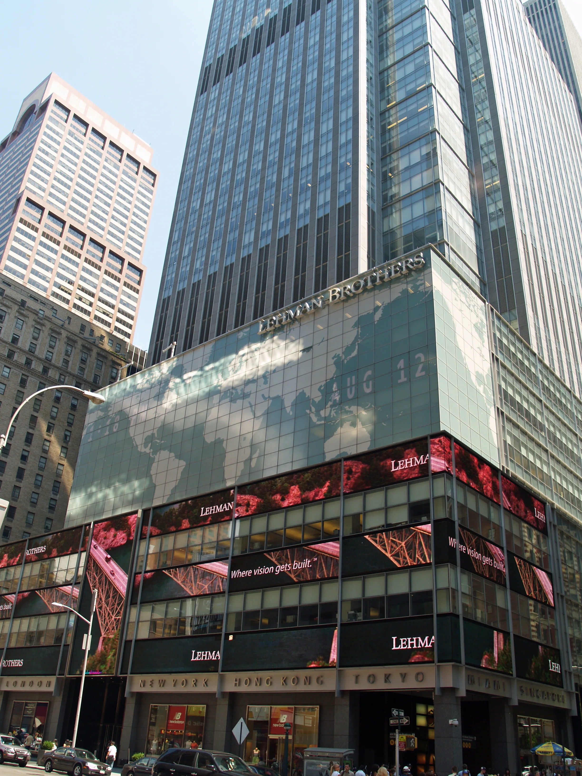 Edificio de Lehman Brothers en el número 745 de la Séptima Avenida (Times Square, Nueva York), fotografiado en agosto de 2007, un año antes de la quiebra.