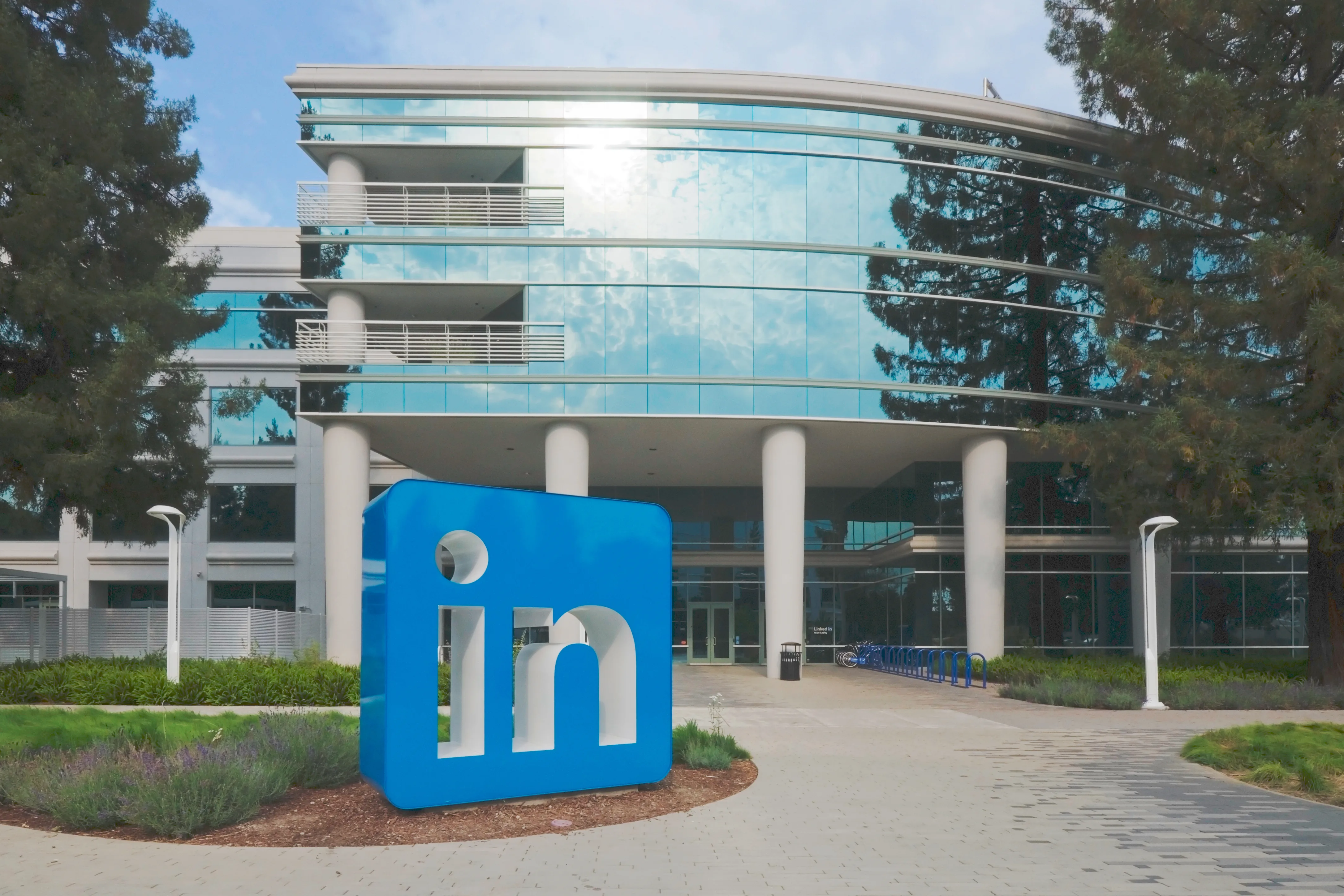 Edificio de la sede central de LinkedIn en Sunnyvale, California, visto desde el exterior.