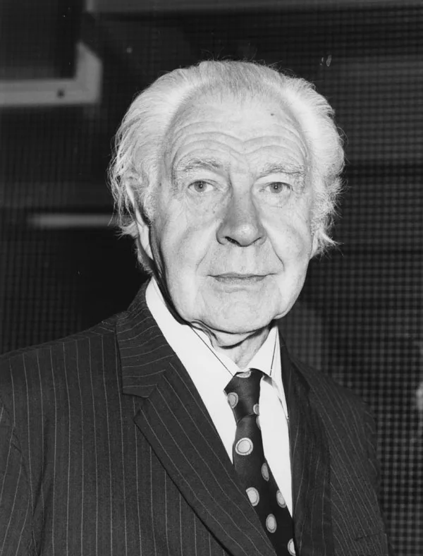 Lionel Robbins en el acto de apertura del edificio Lionel Robbins de la London School of Economics, 27 de julio de 1978.