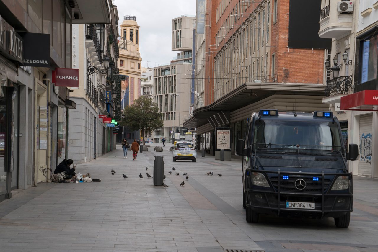 La calle Preciados de Madrid completamente desierta el 22 de marzo de 2020, con todos los escaparates cerrados durante el confinamiento.