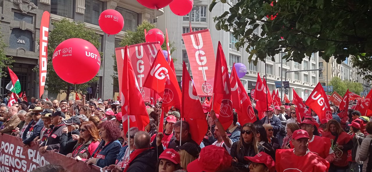 Manifestación del 1 de mayo de 2024 recorriendo la Gran Vía de Madrid, con banderas y pancartas sindicales ocupando toda la calle.