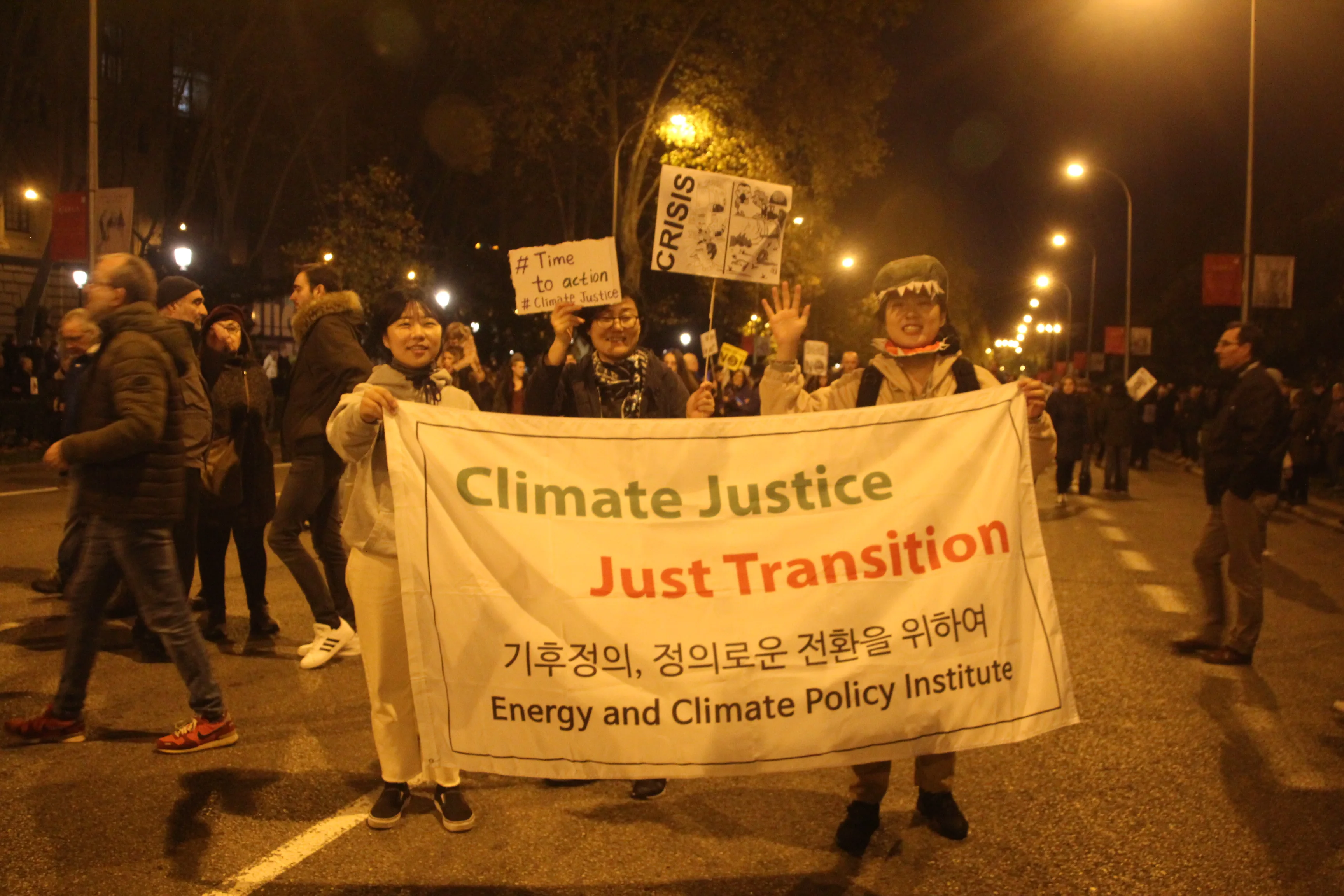 Manifestación multitudinaria de la Marcha por el Clima celebrada en Madrid el 6 de diciembre de 2019 durante la cumbre COP25, con miles de personas portando pancartas reclamando acción climática.