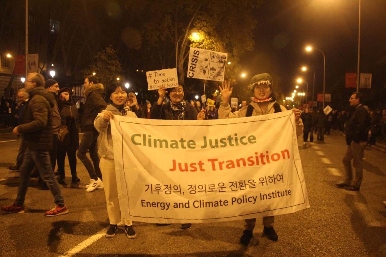 Manifestación multitudinaria de la Marcha por el Clima en Madrid durante la cumbre COP25, con miles de personas y pancartas por la acción climática.