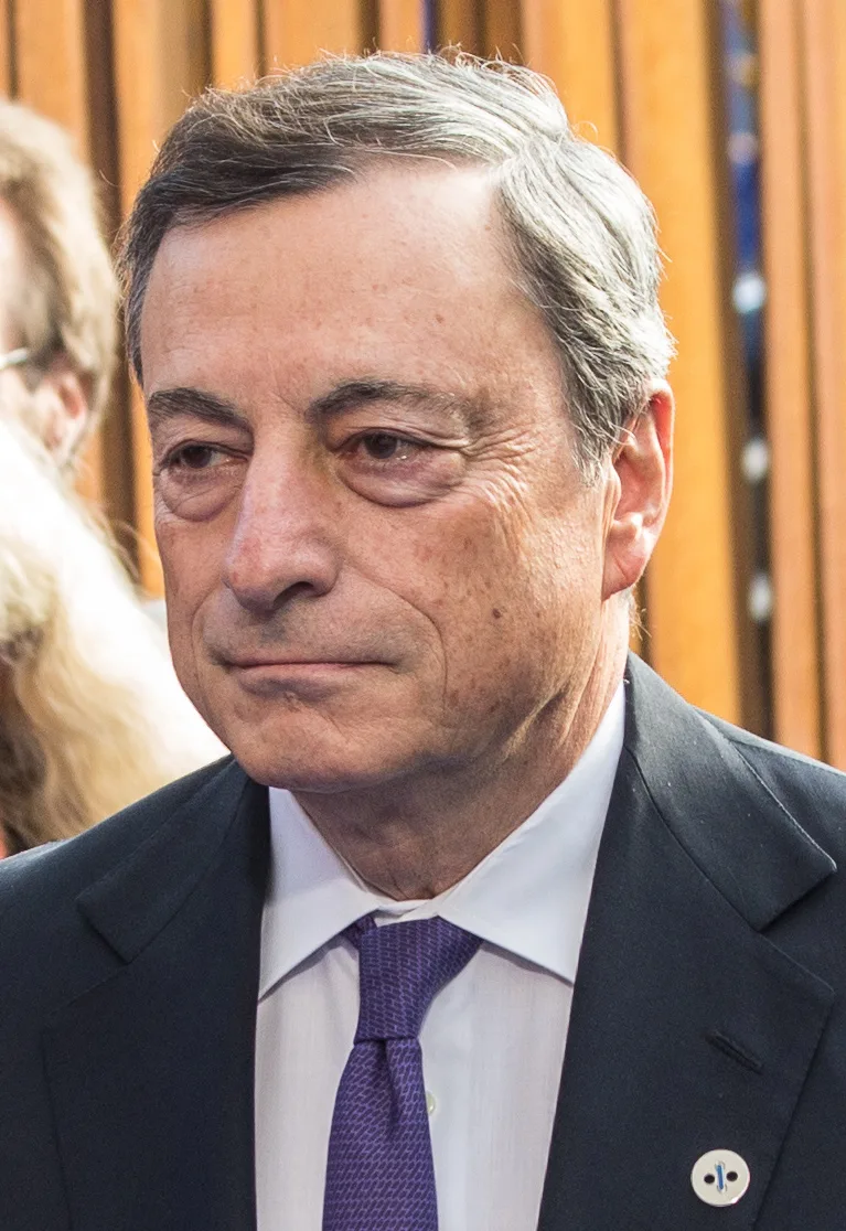 Retrato de Mario Draghi, presidente del Banco Central Europeo entre 2011 y 2019, con corbata azul oscuro y traje formal.