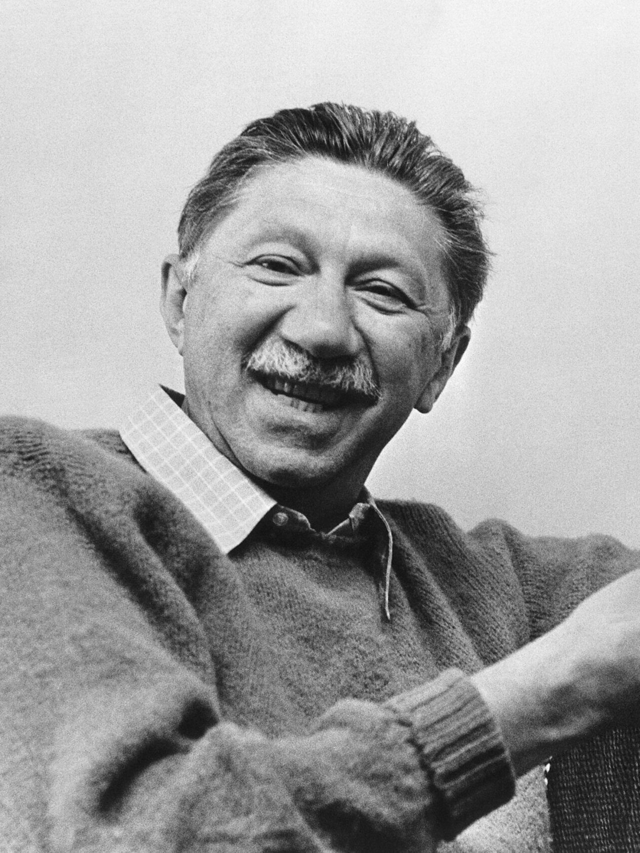 Retrato en blanco y negro de Abraham Maslow, psicólogo estadounidense, mirando a cámara.