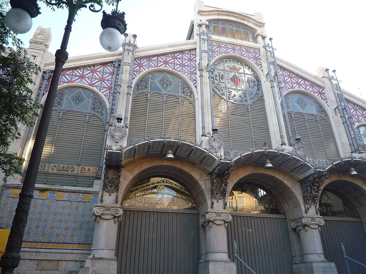 Fachada modernista del Mercado Central de Valencia, con cúpula central, vidrieras de colores y entrada principal con arco.